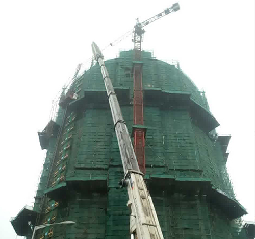 金坛吊车在工地上作业
